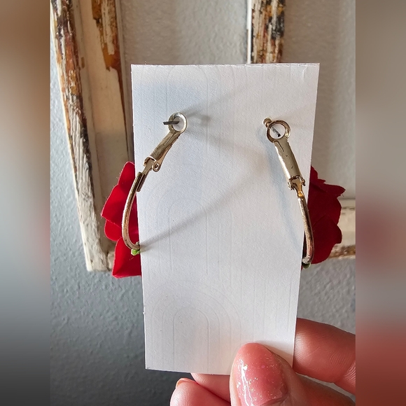 Red Rose Hoop Goldtone Earrings New Without Tags - Picture 4 of 8